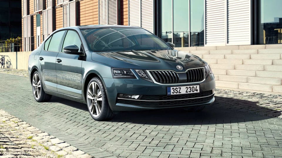Nová Škoda Octavia s dělenými světlomety.